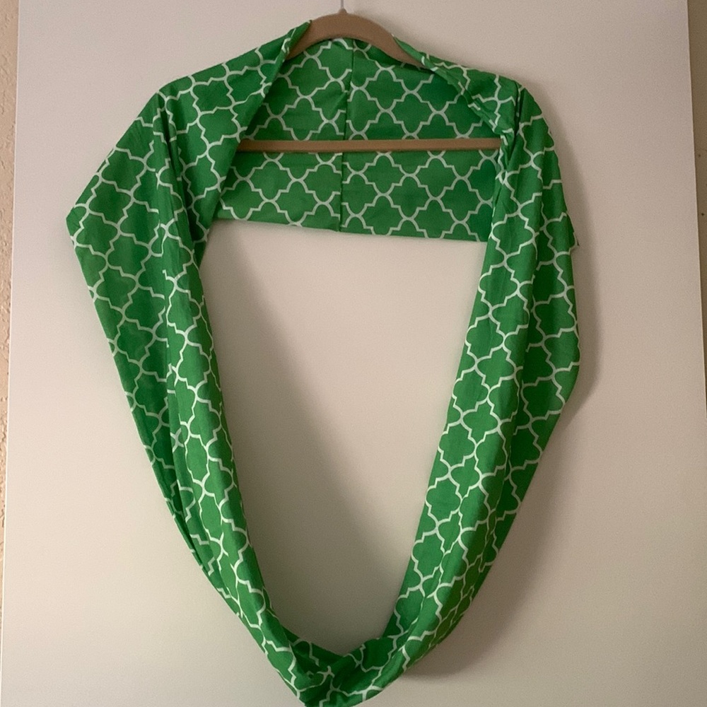 thirty-one infinity scarf with hideaway zipper pocket. Cotton. No tags.